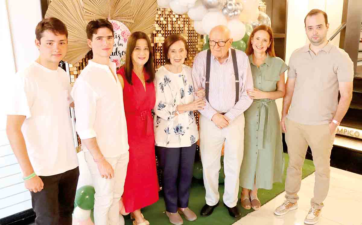 ANTONIO KURI, JULIAN FUEYO, LAURA MARY GONZÁLEZ, LAURA FERNÁNDEZ A, JORGE GERONIMO GONZÁLEZ, MARÍA DEL PILAR Y JESÚS FUEYO festejaron en familia