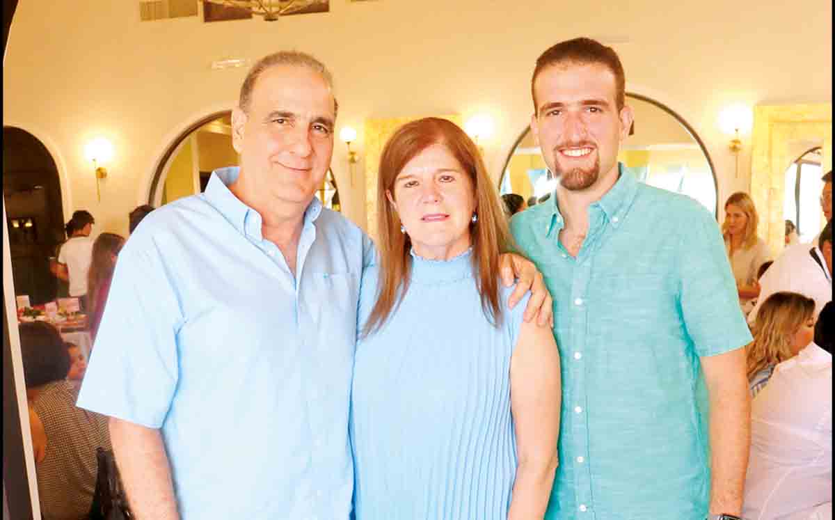 JOSÉ ELIZONDO MORENO, SANDRA NÚÑEZ DE CÁCERES DE ELIZONDO Y JOSÉ ELIZONDO NÚÑEZ DE CÁCERES llegaron puntuales al Club Campestre Tampico