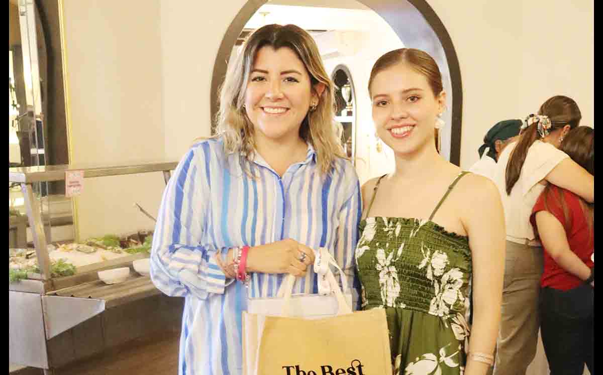 Asistente del evento junto a Regina Saldivar en el festejo del Día de las Madres en el Club Campestre Tampico