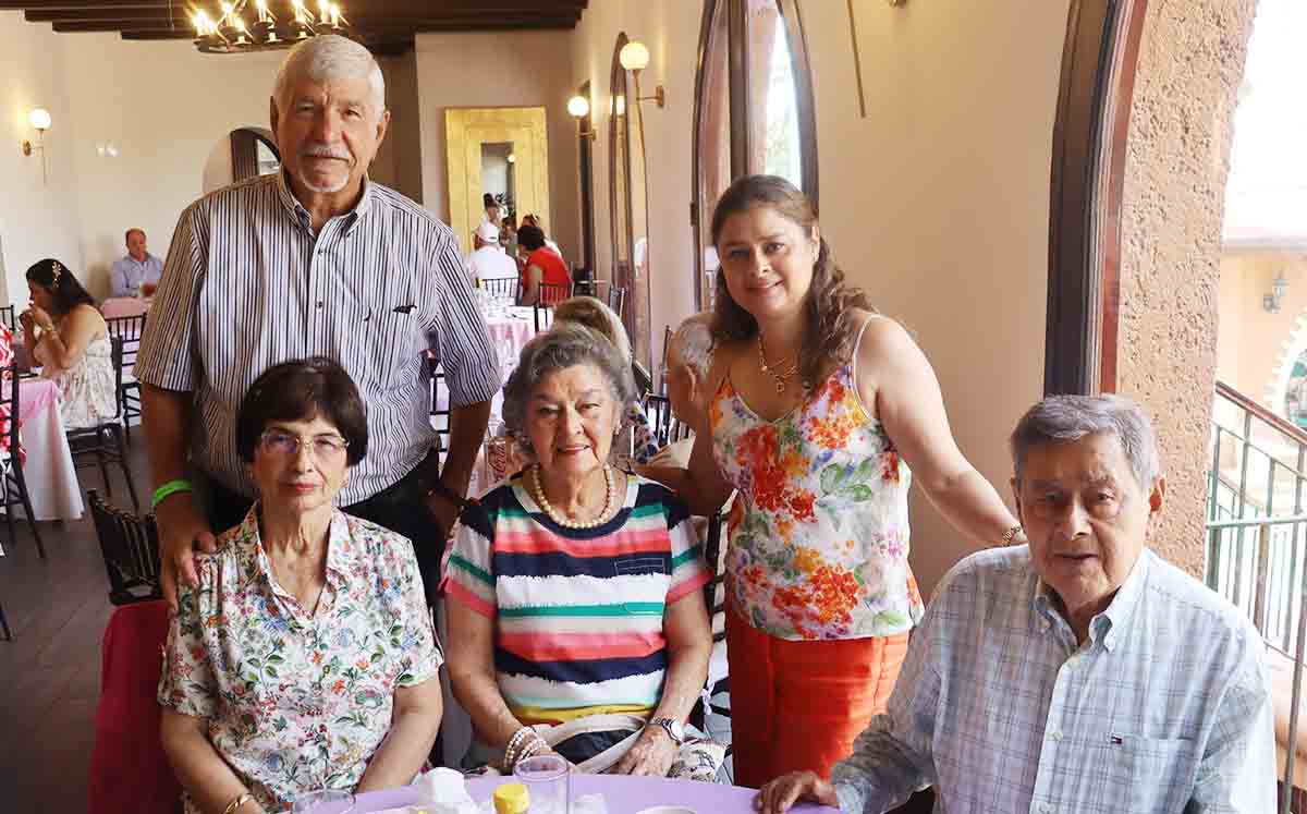 RICARDO ANAYA, MARTHA DE ANAYA, SONIA DE LA GARZA DE PALOMARES, PALOMA PALOMARES DE LA GARZA Y OCTAVIO PALOMARES festejaron en familia