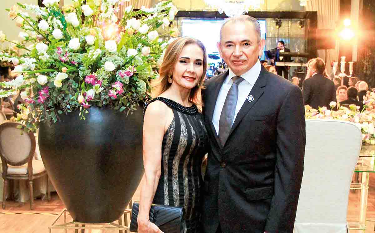 NORA MEJÍA Y HÉCTOR NÚÑEZ degustaron de un delicioso menú de cóctel de palmito con camarón, pechuga de pollo rellena de espinaca