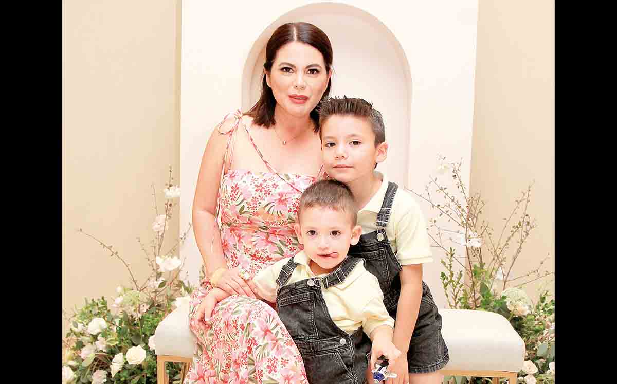 MONTSERRAT DE ARIAS, ALEJANDRO ARIAS Y ANDRÉS ARIAS en familia al Centro Deportivo Español
