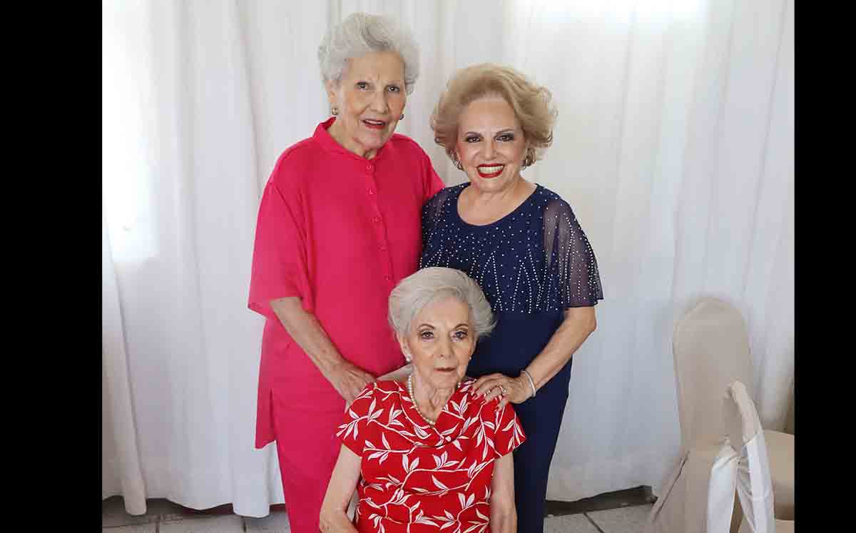 JULIETA MANZUR NADER, SUSANA MANZUR NADER Y MARÍA DEL CARMEN MANZUR NADER felices celebrando el Día de las Madres