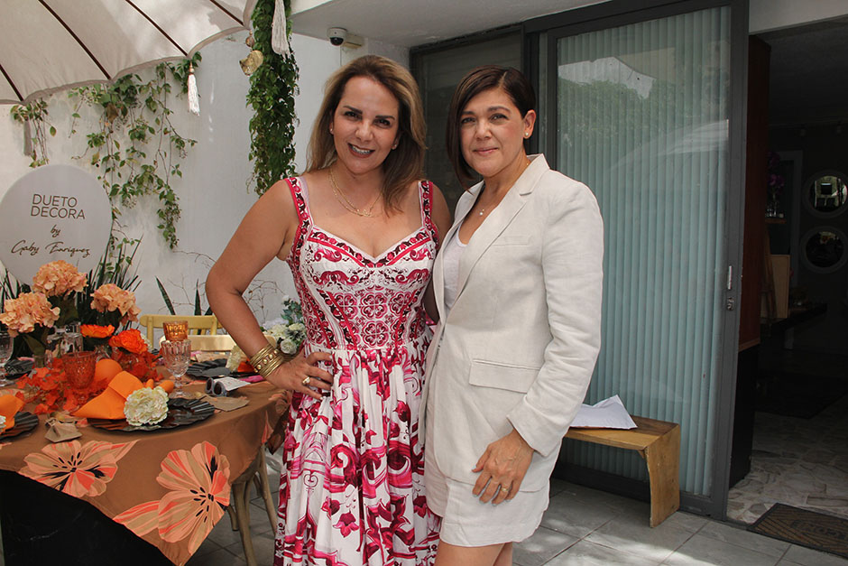 Esther Cisneros y Xiomara Padilla