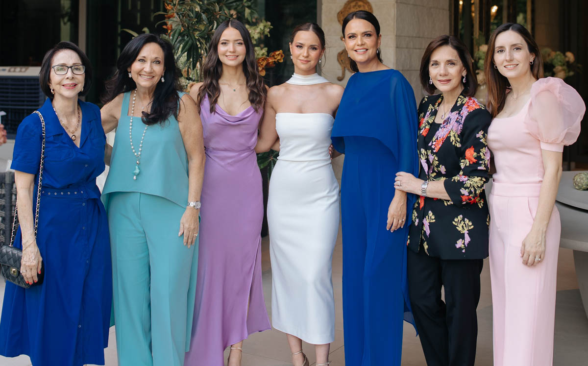 ROBERTA FERNÁNDEZ JUNTO A SU MAMÁ DIANA VILLARREAL Y UN GRUPO DE INVITADAS