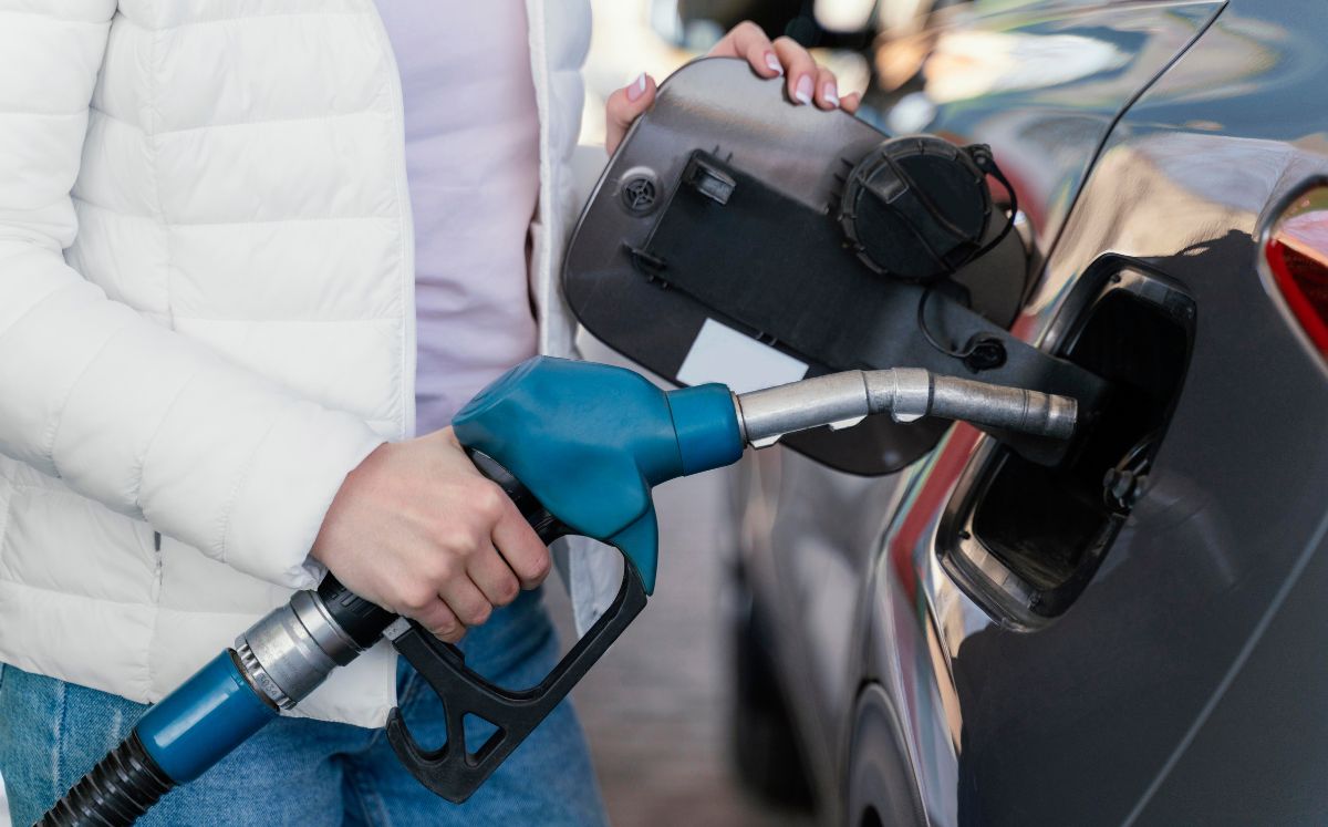 ¿A qué hora es mejor llenar el tanque de gasolina? (Freepik)
