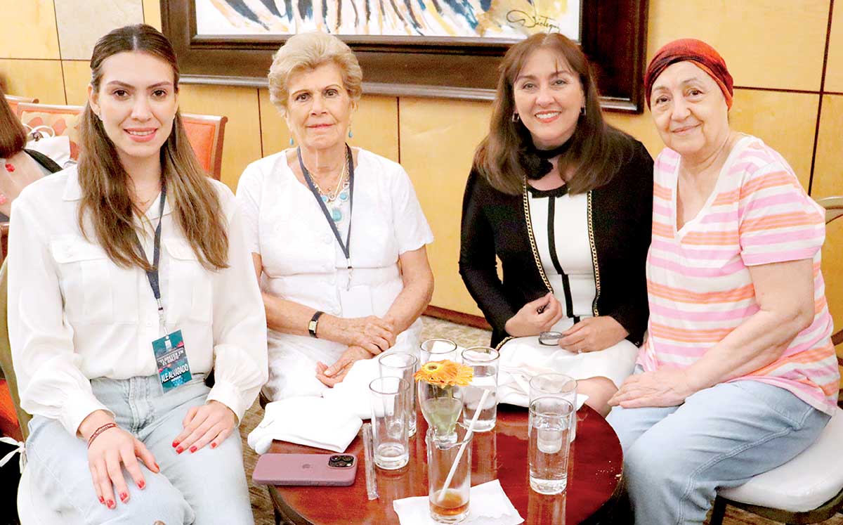 ALE ALVARADO, HILDA OSORIO DE GUERRERO, ITA NORIEGA Y ADELA CALDERÓN felices de estar presentes en el rompe hielo en el Club de Industriales Tampico