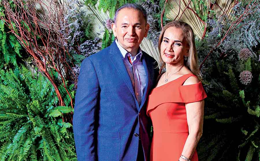 HÉCTOR NUÑEZ Y NORA MEJÍA disfrutaron de un refrescante coctel de bienvenida