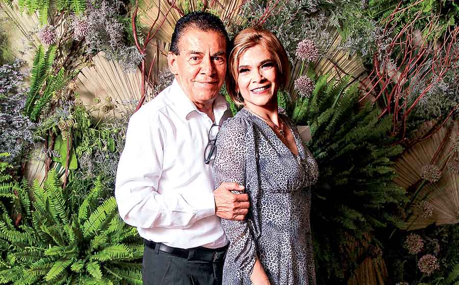 ROBERTO MORA Y ESPERANZA BALDERAS degustaron de un delicioso menú que consistía de un primer tiempo de zacahuilito con mole encacahuatado