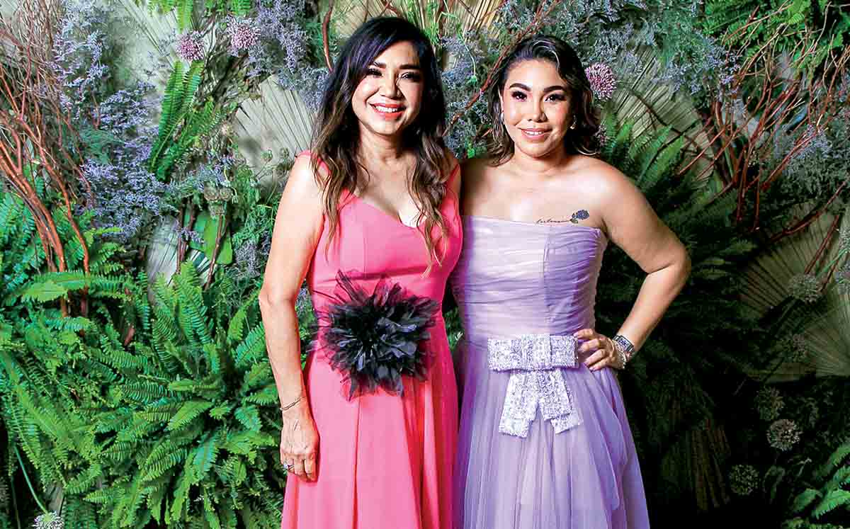 HORTENSIA DE SEGURA Y LUCERO SEGURA felices en el aniversario de COBSA