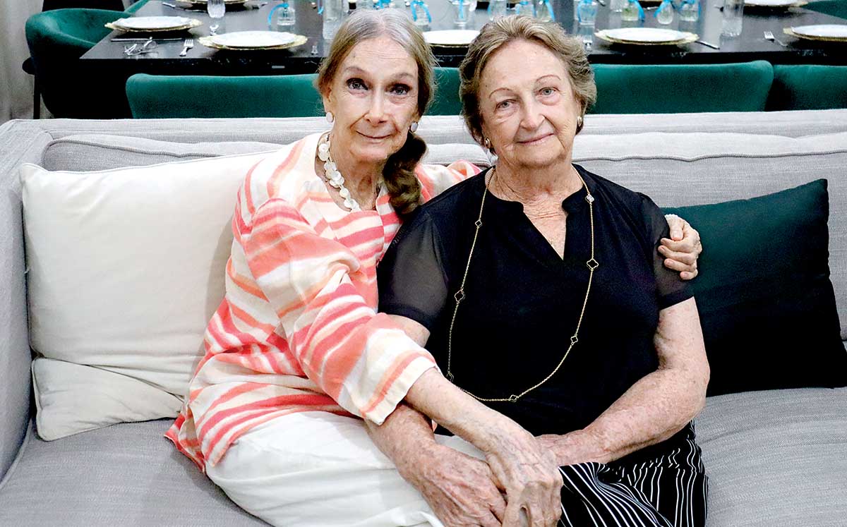 ANA KOTT Y OLGA KOTT llegaron puntuales a la residencia Acevedo de la Garza
