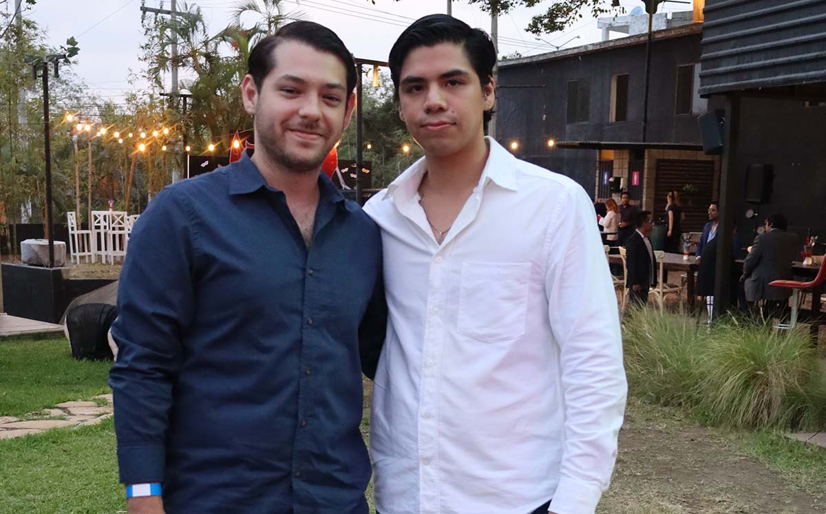 ANDRÉS LUTSEN Y MAXIMILIANO LIÑAN disfrutaron de la primera edición del baile de máscaras