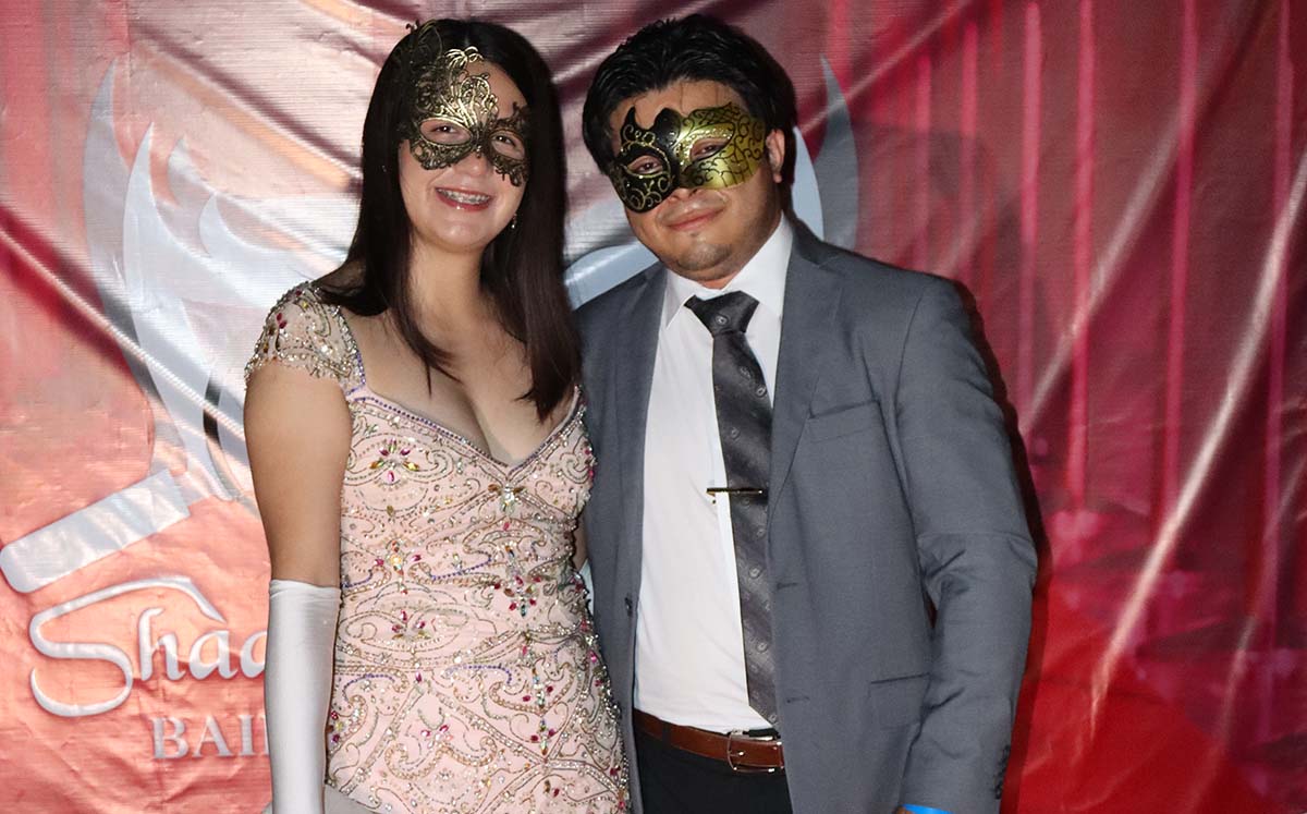 DENISSE GÁMEZ Y GERMÁN LARA disfrutaron de la temática de baile de máscaras