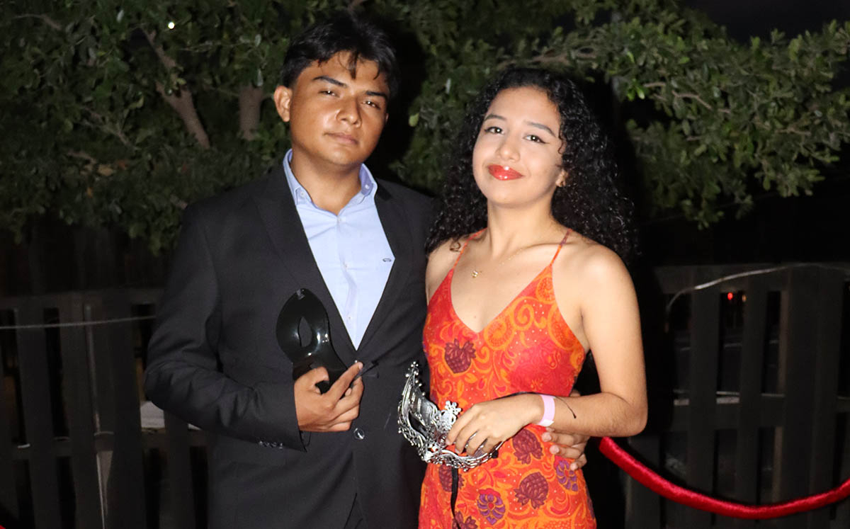 SERGIO LÓPEZ Y BRISEIDA VEGA estuvieron expectantes por saber quienes serían el rey y la reina del baile