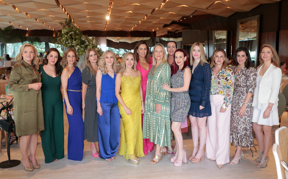 Isamar Gutiérrez de Marroquín junto a un grupo de amigas / Foto: Daniel Saldívar