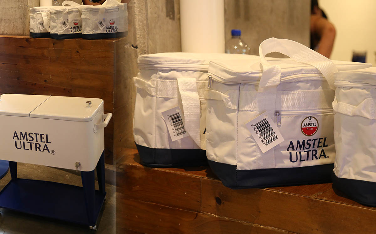 Los kits de merch incluían un tote bag, 2 latas Amstel, 1 yeti, así como una toalla y carta personalizada.