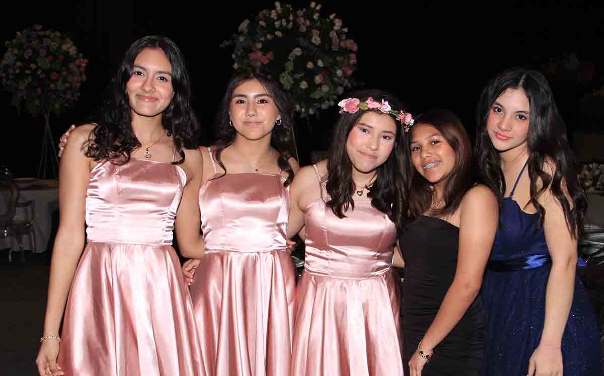 ALIA BARREDA, MELISSA ESPARZA, CAMILA ROJAS, ANA REGINA GALINDO Y MARIANA TAPIA llegaron puntuales a la misa en la Catedral de Tampico