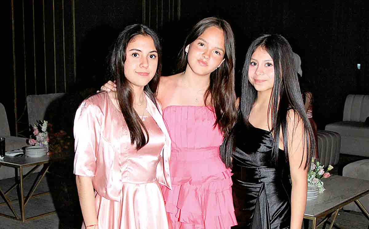 NICOLE MARIÑO, ELISA MOLINA Y REGINA HERRERA llegaron puntuales a la celebración de Vika
