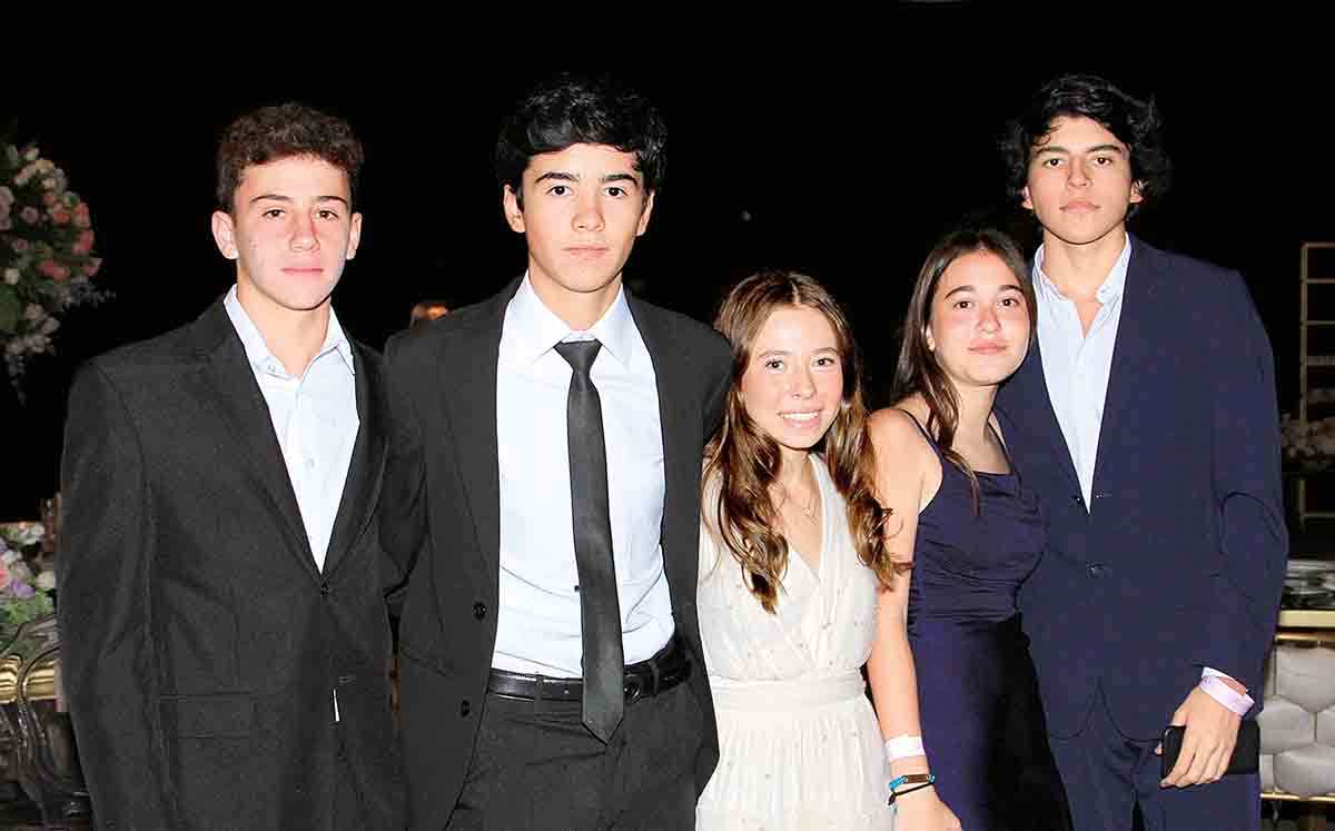 ALEX LACAVEX, GAEL CASTILLO, BECKA TAMEZ, GRACE MAYA Y JOSE FER VARGAS disfrutaron de los XV años de Vika