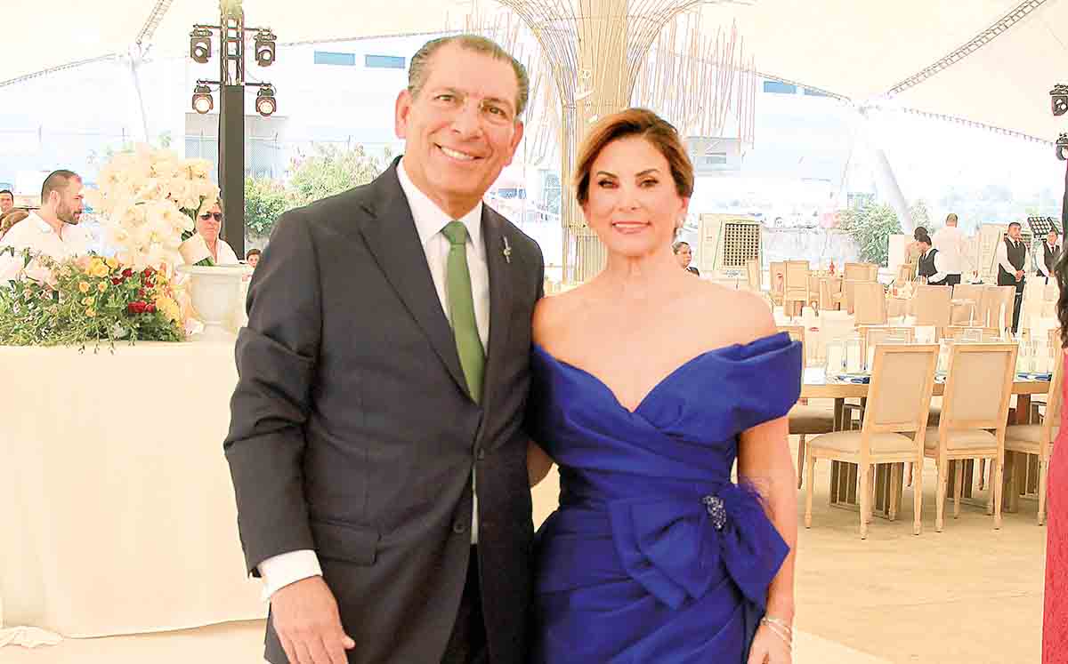 PAPÁS DE LA NOVIA. TOMÁS GARCÍA Y SILVIA CORRIPIO disfrutaron de cócteles de bienvenida a cargo de Shake Bar