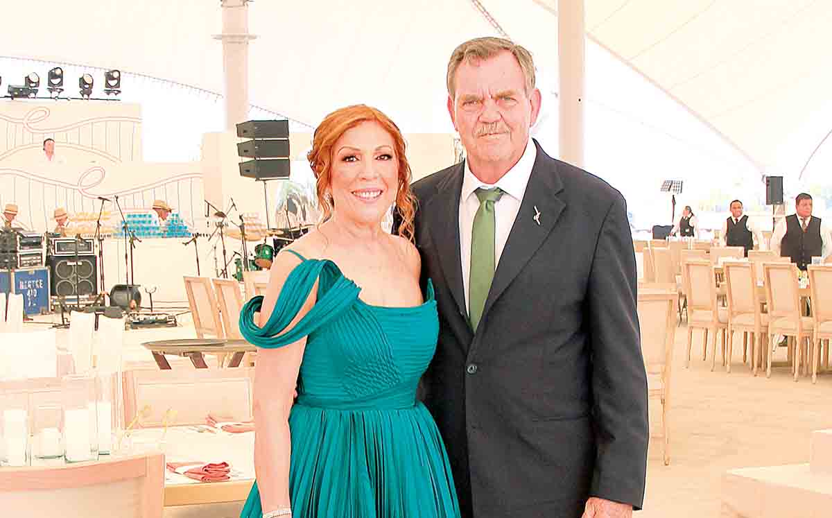 PAPÁS DEL NOVIO. PININA ALTAMIRANO Y VÍCTOR DE GORORDO felices por la bella unión