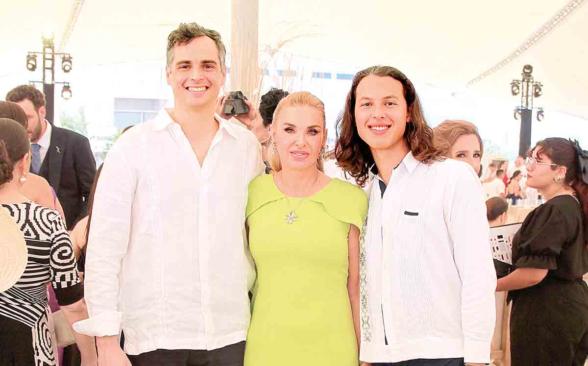 ROBERTO GÓMEZ, LUPANA ETIENNE Y CARLOS GÓMEZ degustaron de un cóctel de camarón del golfo, atún con mango aromático y jengibre jaiba del puerto