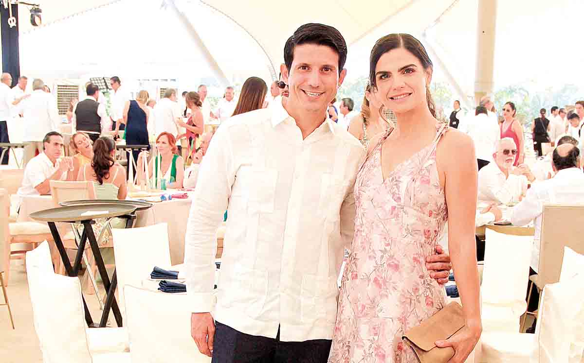 CARLOS NÚÑEZ DE CACERES E ISABELA VERASTEGUI disfrutaron de deliciosos postres como tentación tropical, mostachón de plátano y trufa de brownie