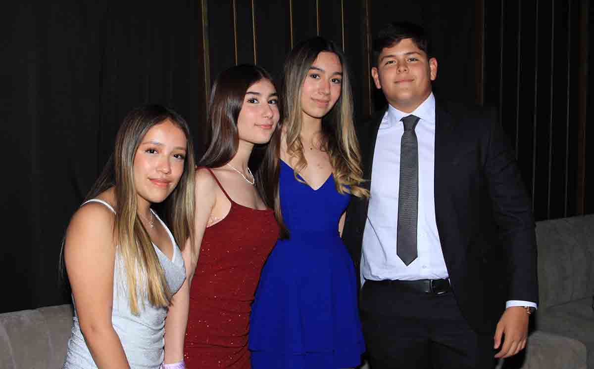 ANGELUS GUZMAN, SOFIA GUARANEY, CAMILA ROBLES Y SEBASTIAN VERLAGE se trasladaron al salón Antiguo Casino después de la misa