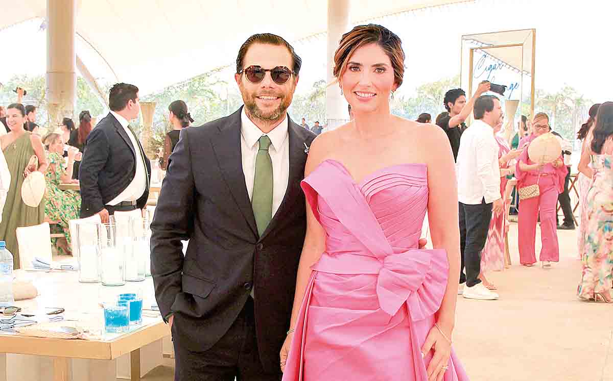 JOSÉ GERARDO SIERRA Y ANA SILVIA GARCÍA llegaron con sus mejores outfits a la boda