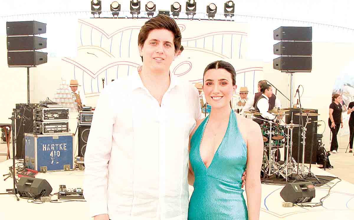 JOAQUÍN MADARIA Y MARTIS ORTEGA ueron recibidos por una decoración minimalista y colorida bajo el excelente gusto de Opciones para Eventos