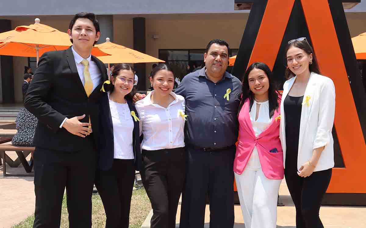 ROGELIO GUTIERREZ, VALERIA MACÍAS, ARANTZA JIMÉNEZ, JUAN CARLOS NÚÑEZ, ARANZA DOMÍNGUEZ Y LORENA RAMÍREZ llegaron puntuales a la premiación