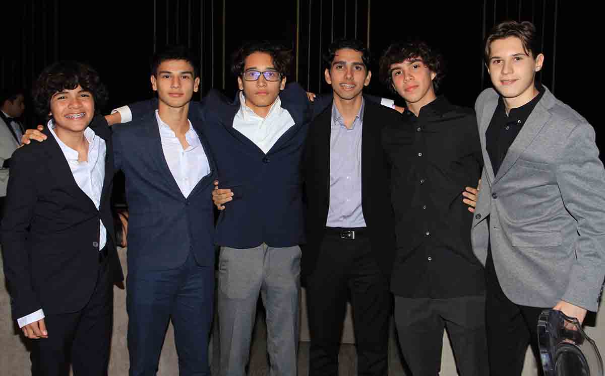 GAEL CHAVEZ, OSCAR BRUNO, OSIEL RAMIREZ, RODRIGO GAEL, SANTIAGO FRANCO Y HECTOR CARDENAS felices de festejar junto a Vika de sus XV años