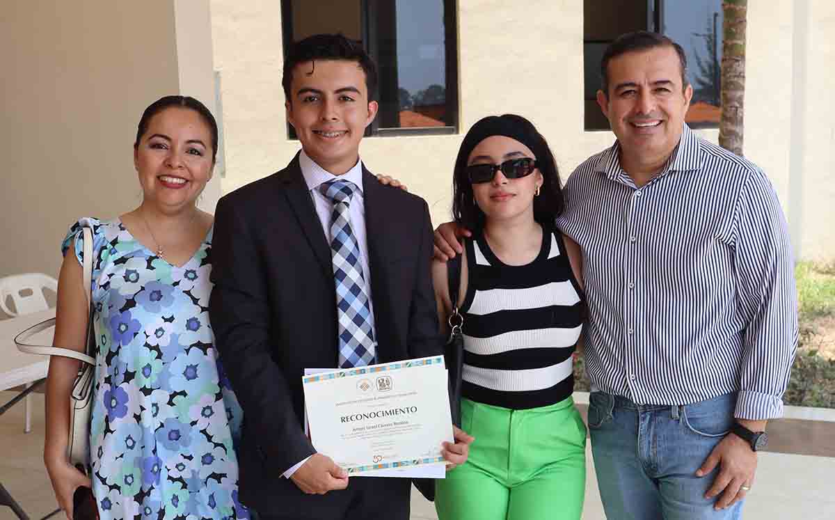 YUNUEN RENDÓN, ARTURO ISRAEL CÁCERES Y HANNIA CÁCERES orgullosos de PABLO CÁCERES por participar en las actividades LiderA