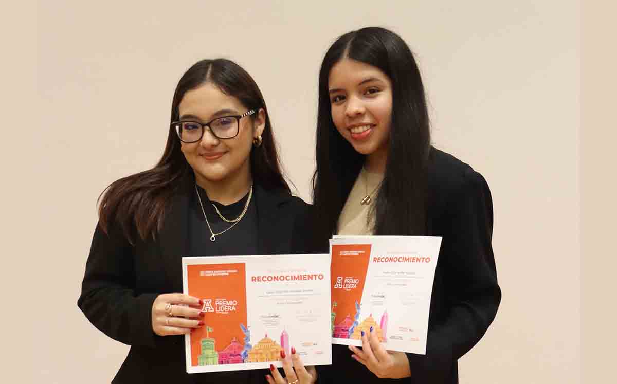 KAREN GONZÁLEZ Y PAULINA SENDLIER llegaron puntuales al Auditorio Mtro. David Gómez  en el IEST Anáhuac