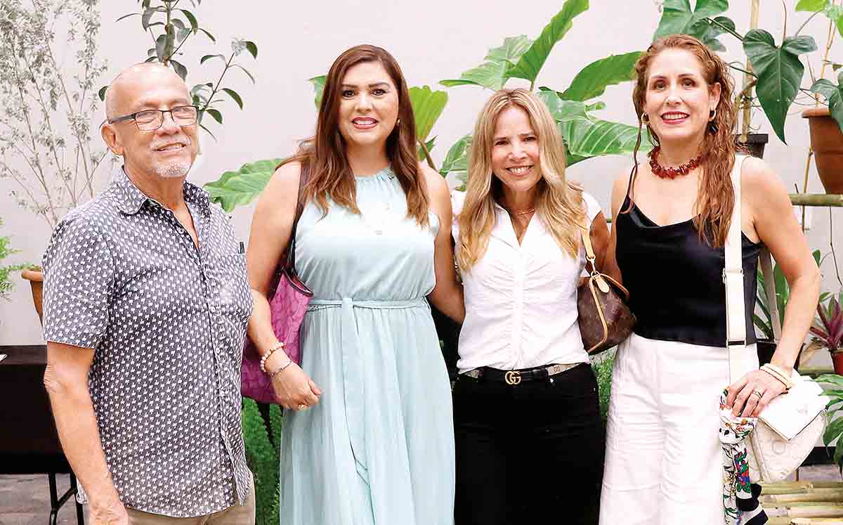 HIRAM CÉSPEDES, MÓNICA WETZEL, DOLORES TREVIÑO Y SARA GARZA llegaron puntuales a la exposición