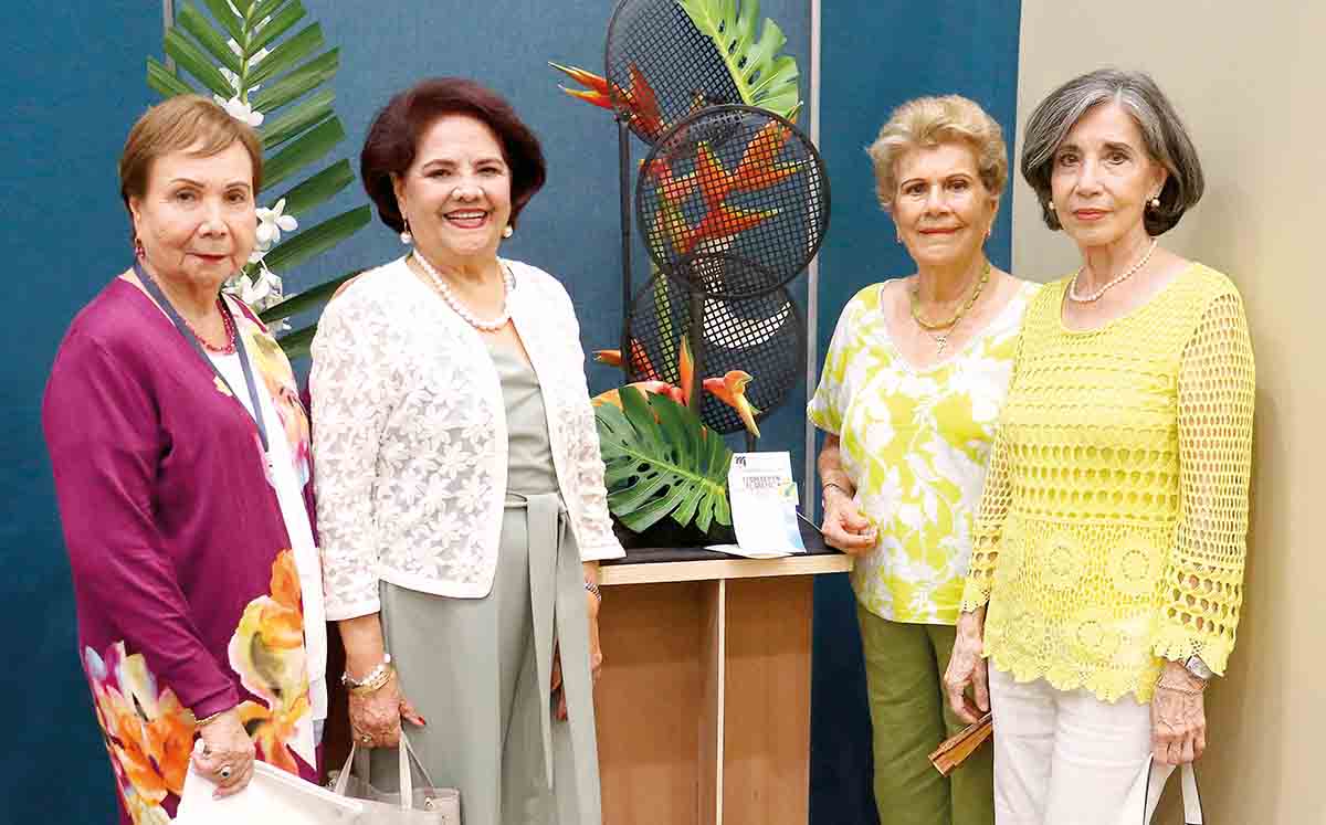 OFELIA DE RÁBAGO, ELSA VÁZQUEZ, HILDA OSORIO E IRMA CANTÚ disfrutaron de los creativos arreglos florales