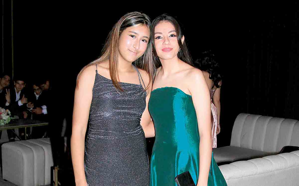 VALERIA MAZATINI Y VANESSA GALLEGOS disfrutaron de un menú de tres tiempos que incluía crema de cilantro, pechuga rellena de mousse de nuez