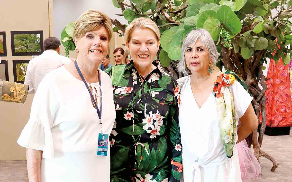 ANNE DE ELIZONDO, ELVIRA DEL CAMPO Y MIREYA CÁRDENAS felices en la primera exposición Florecer en el Golfo