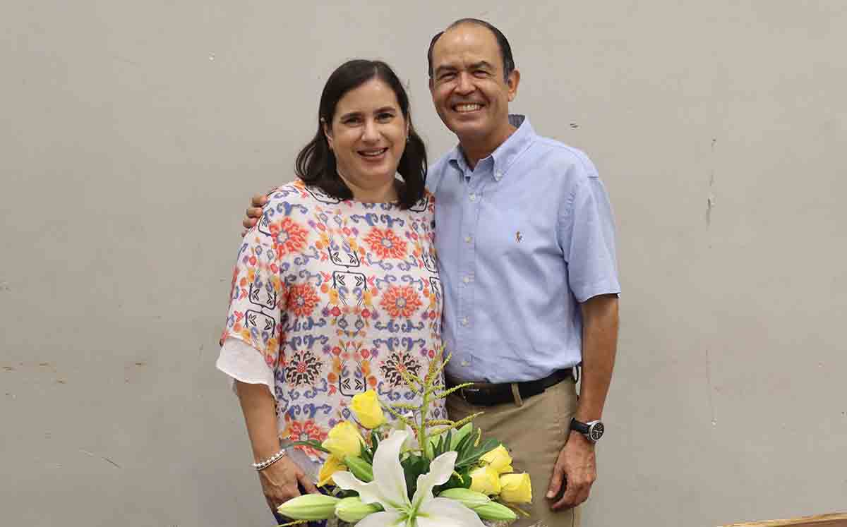 Asistentes felices en la primera exposición Florecer en el Golfo