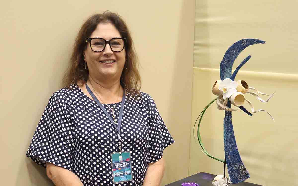 JENIFER HERZ se maravilló con las diferentes esculturas, creativos arreglos florales y fotografías de paisajes
