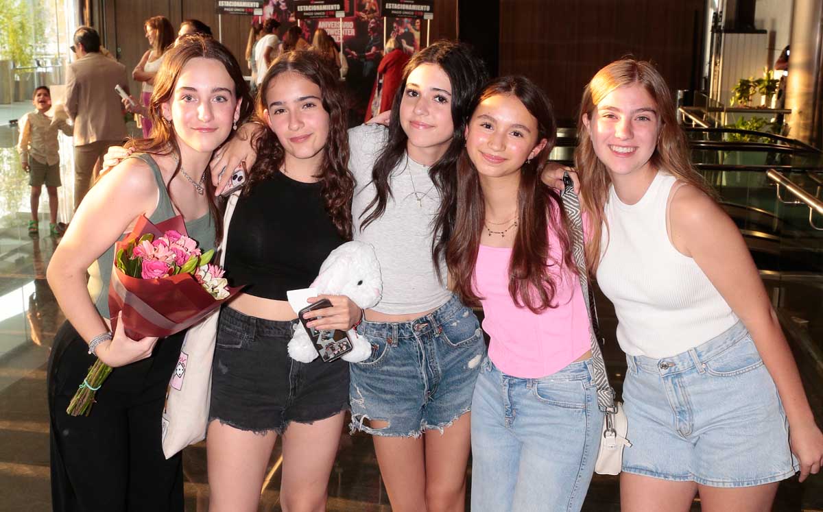 Fernanda Sada, Denisse Fernández, Carolina Azcúnaga, Emma Restrepo y Gaby Martínez