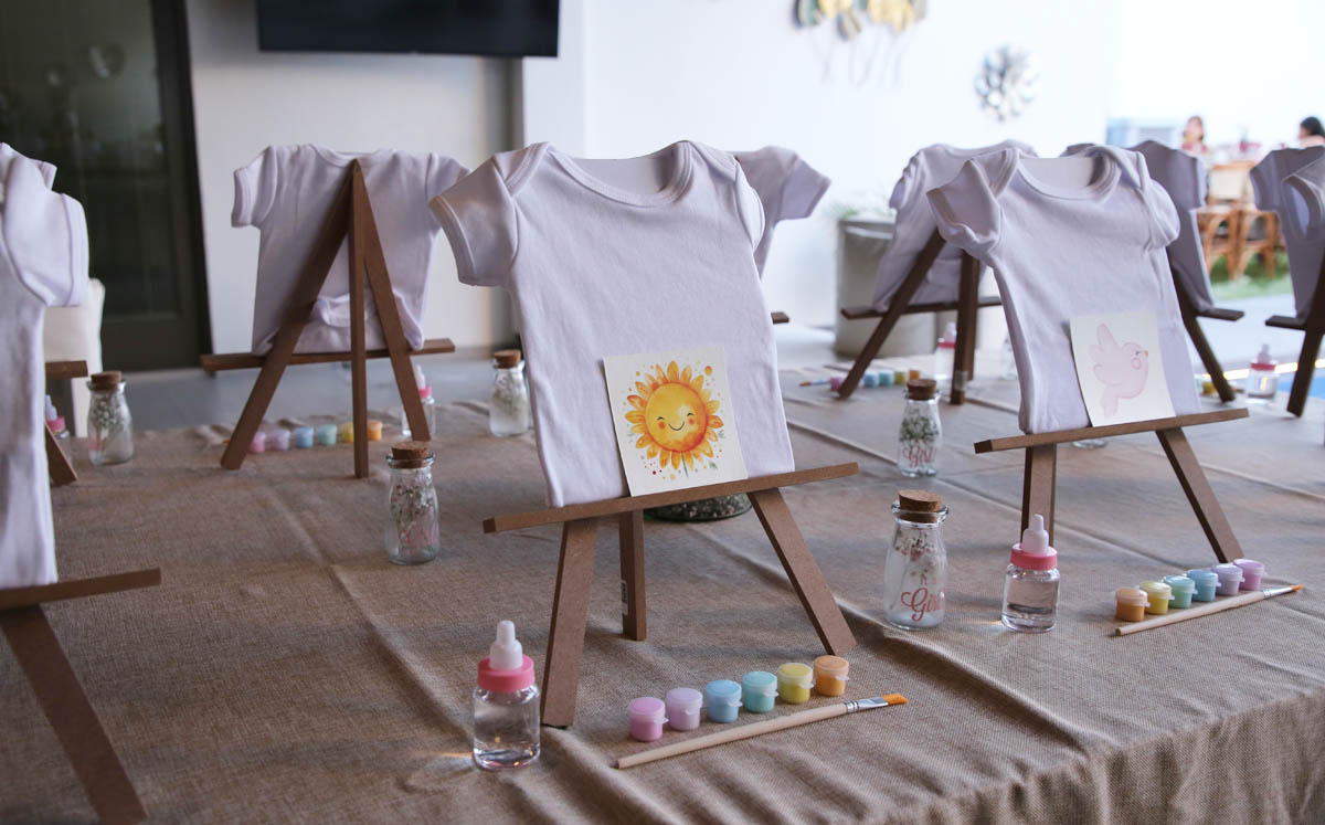 Las invitadas pintaron camisetas para bebé
