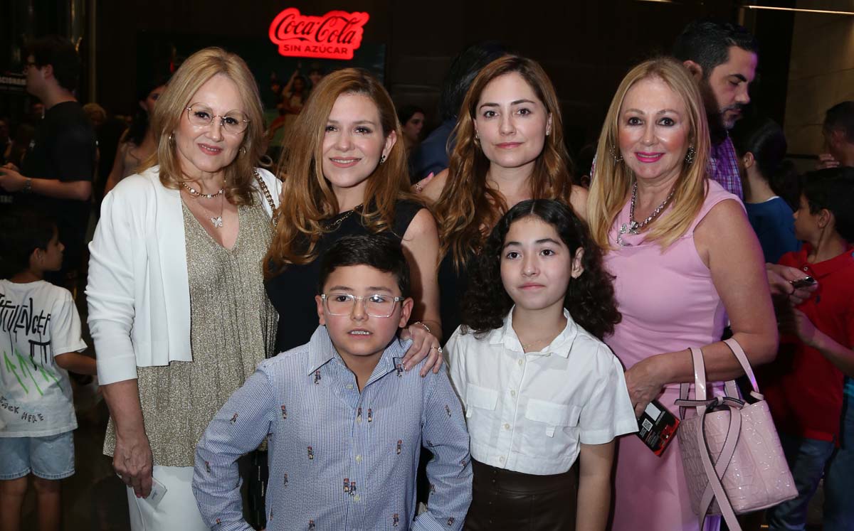 Lily Ayala, Lily Pierce, Deborah Pierce, Marcela Ayala, Alex Lozano y Natalia Lozano