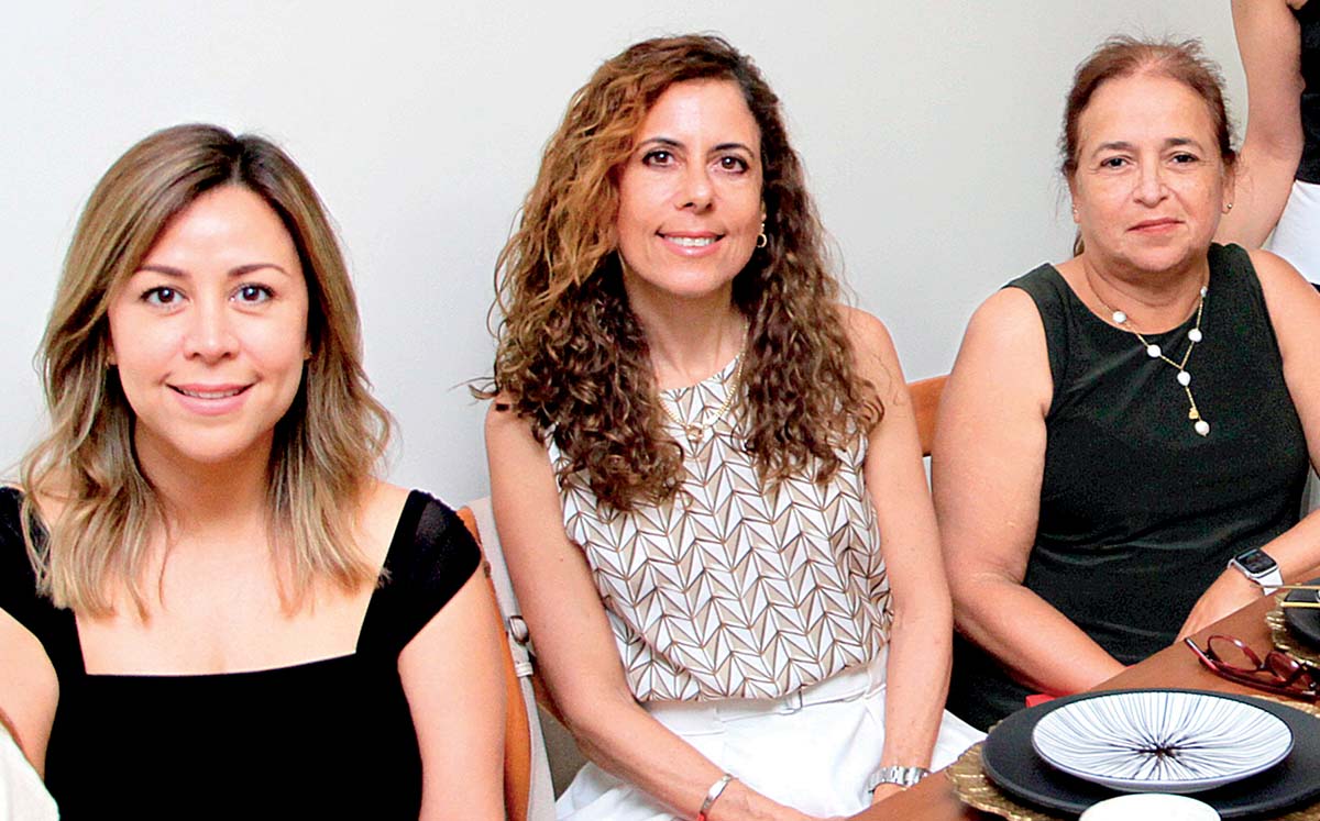 MAYROBI DE MEZA, REBECA DE TREVIÑO Y MARCELA DE PLAZA felices de festejar el 53 cumpleaños de Sandra
