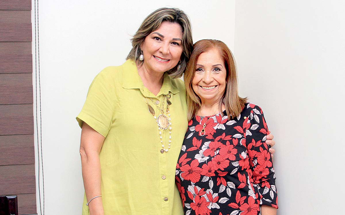 MARY CARMEN DE LA GARZA Y TERE ALVARADO llegaron puntuales a la residencia Manzur Alvarado