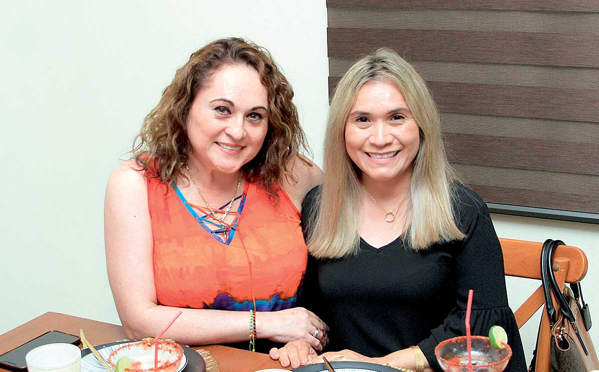 GRADYS RODRIGUEZ Y ZOILA DE MANZUR llenaron a la festejada de regalos y buenos deseos