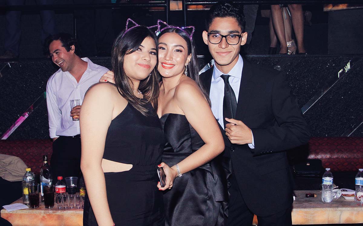 XIMENA ANDRADE, ANDREA ANAYA Y JESÚS GUTIÉRREZ felices en la quinceañera de Ariadnne Anaya