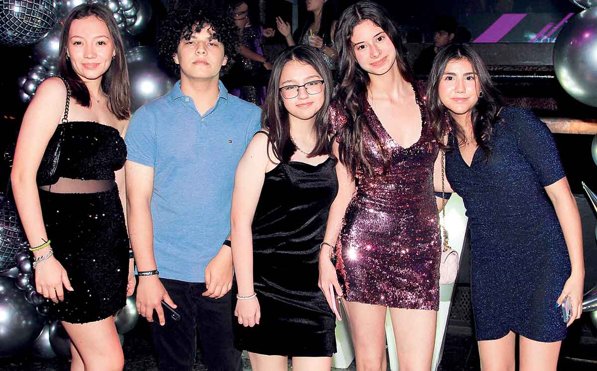 ALE RUIZ, CARLOS FERNÁNDEZ, LUCIA JIMÉNEZ, SOFÍA GONZÁLEZ Y RENATA SALDÍVAR felices de festejar junto a Ariadnne de su quinceañera