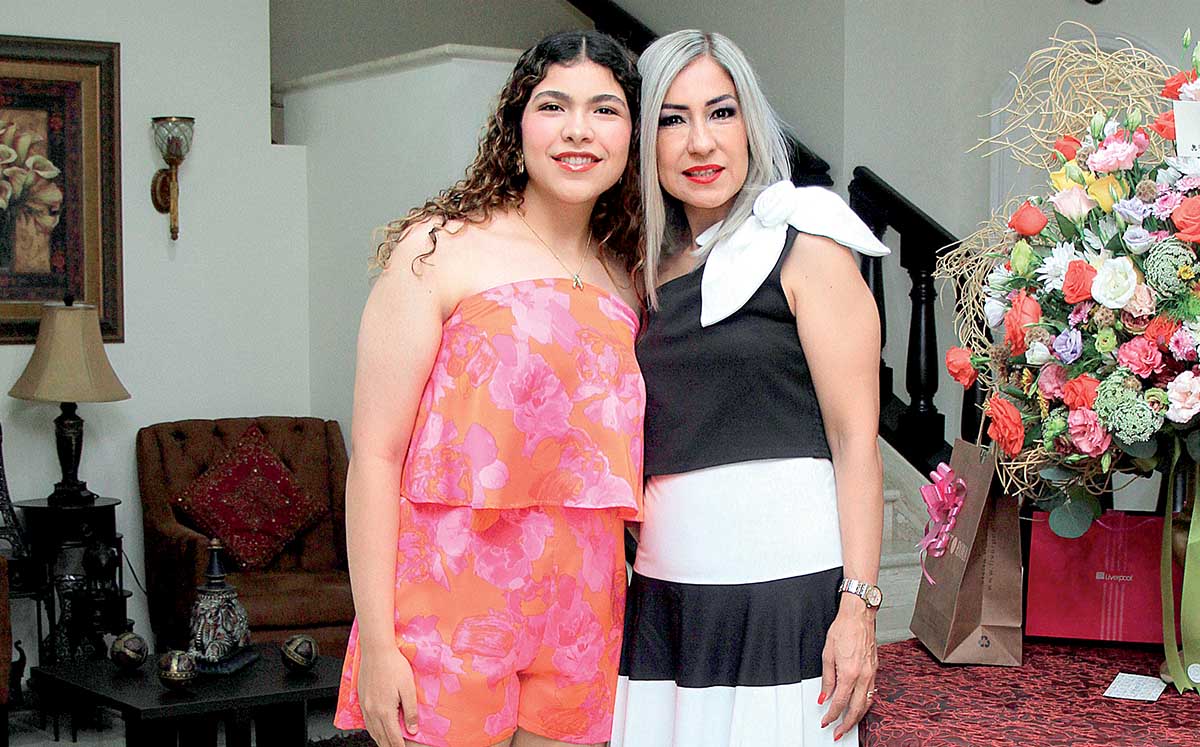 ANA GABY MANZUR le organizó a su mamá SANDRA ALVARADO un lindo festejo