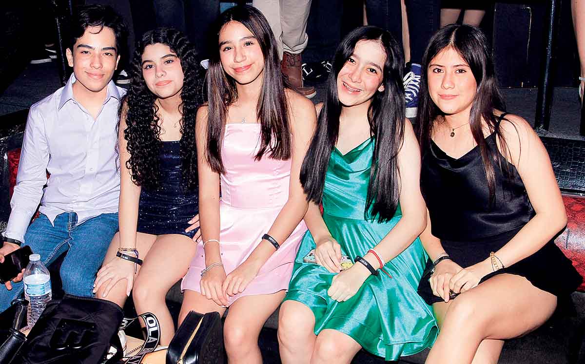 Invitados del evento llegaron con sus mejores outfits